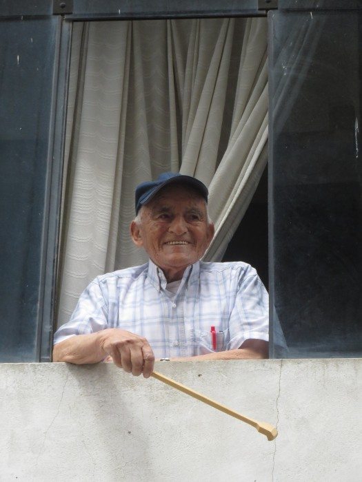 Un ciudadano feliz observaba a todos pasar desde la ventana de su casa. Foto MJV